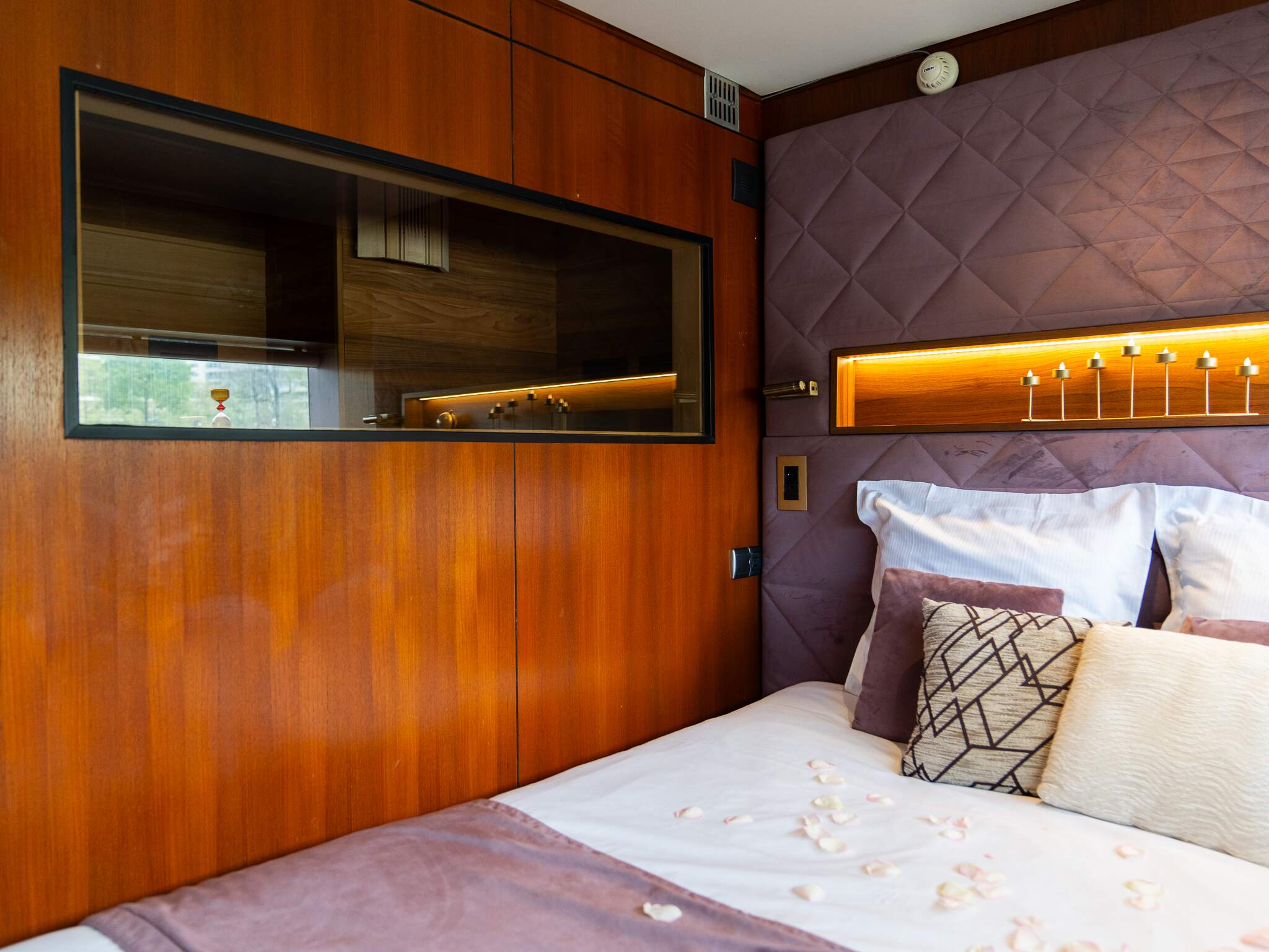 VIP Paris Yacht Hotel